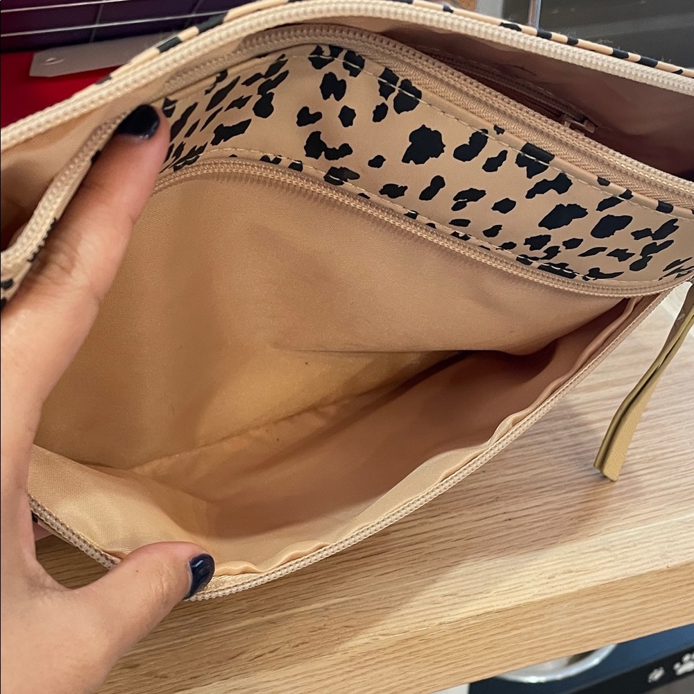 Tender Love & Carry Leopard Print Cosmetic Bag - Picture 4 of 4